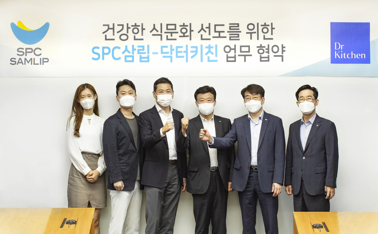 SPC그룹 사옥에서 SPC삼립 박해만(오른쪽 세번째)부사장, 김범수(오른쪽 두번째)전무와 닥터키친 박재연(왼쪽 세번째)대표 등이 업무협약을 체결하고 기념촬영을 하고 있다.