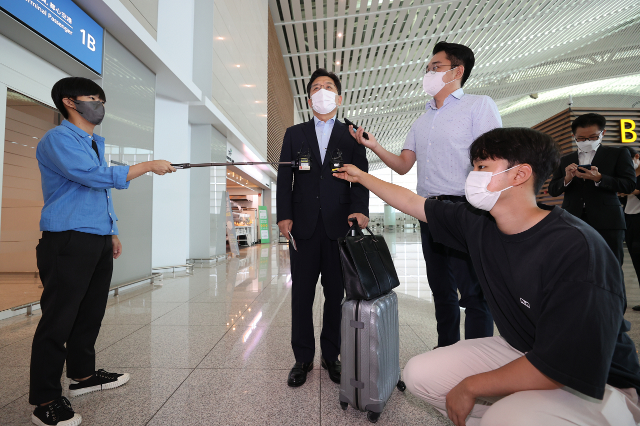 노규덕 한반도평화교섭본부장이 한미일 북핵수석대표 협의를 위해 12일 오전 인천국제공항을 통해 일본으로 출국하기 앞서 취재진과 인터뷰하고 있다. [연합]
