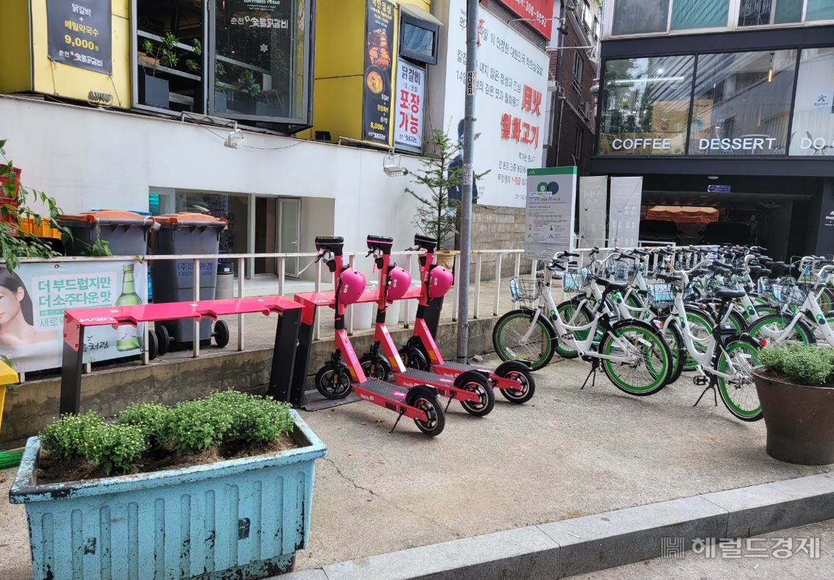 전동킥보드 거치대.