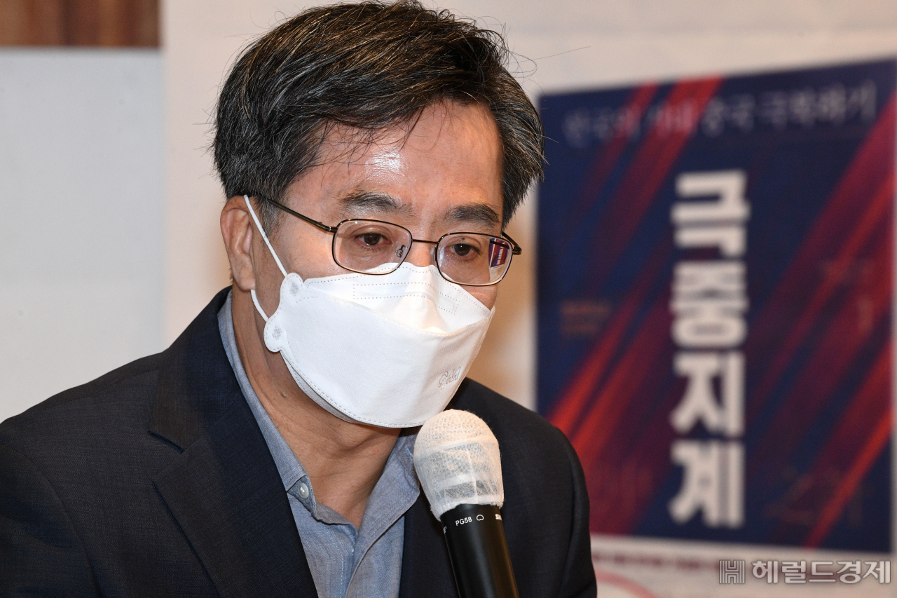 [사진=국회사진기자단] [헤럴드경제=이상섭 기자] 선 출마를 선언한 김동연 전 경제부총리가 13일 오전 서울 여의도의 한 카페에서 열린 '극중의 길, 민주공화국의 앞날' 강연회에 지정토론자로 참석해 발언하고 있다.