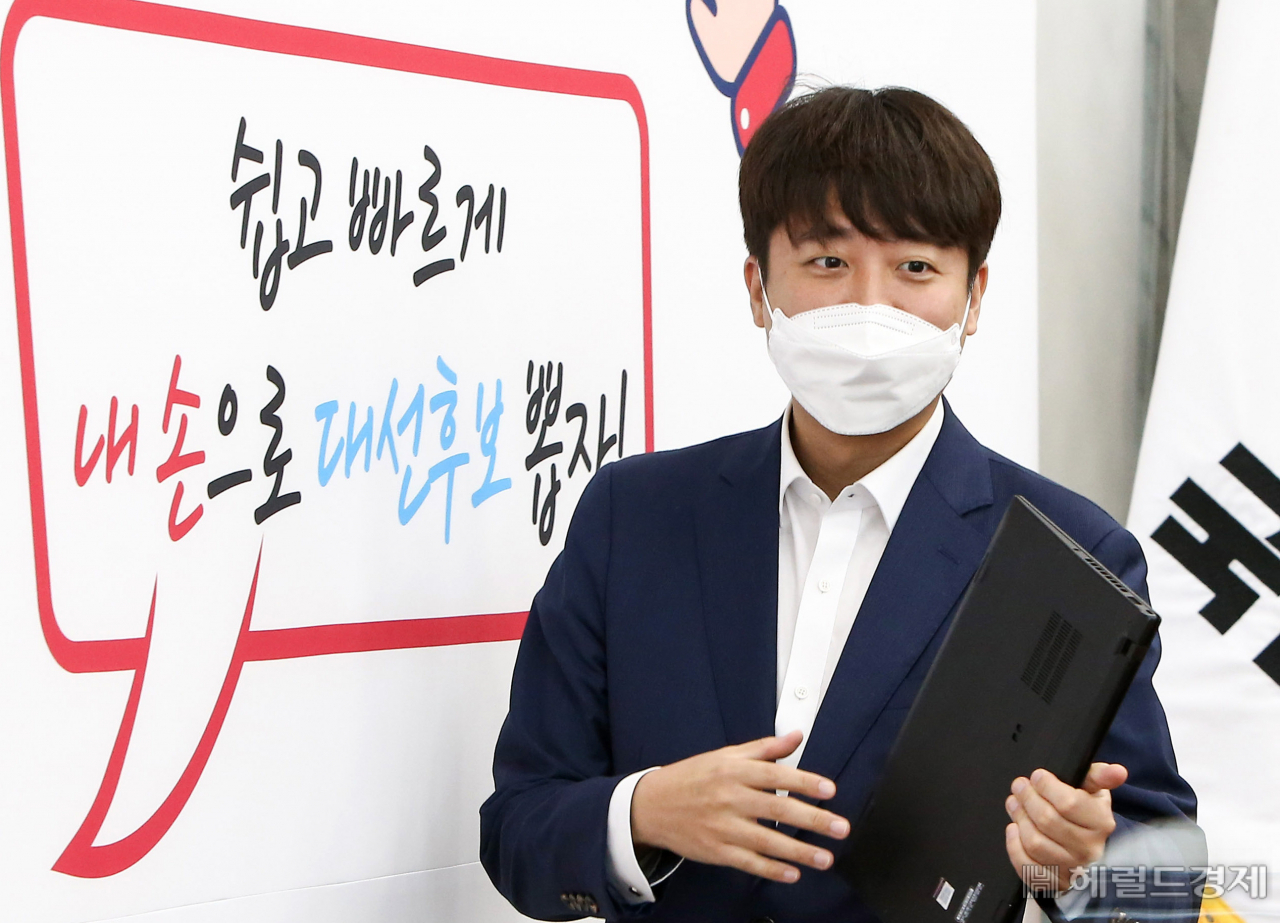 [헤럴드경제=이상섭 기자] 이준석 국민의힘 대표가 13일 국회에서 열린 최고위원회의에 참석하고 있다.