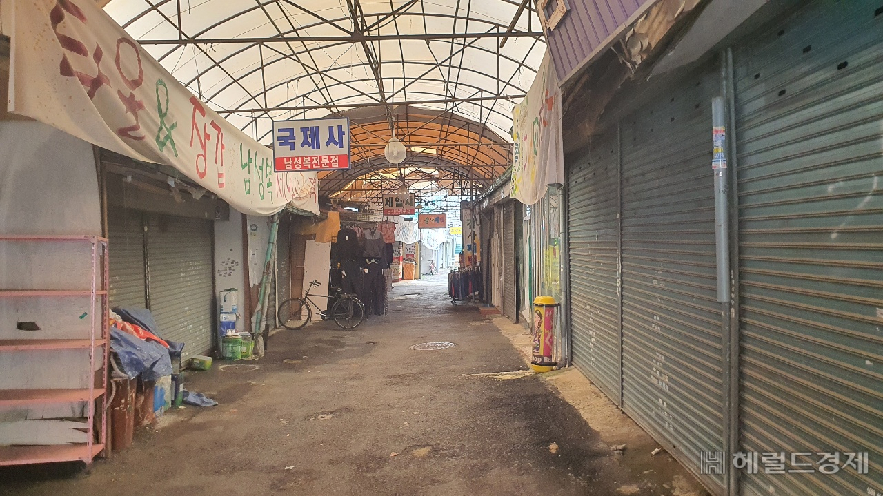 광주대인시장이 도심공동화와 시설노후화, 소비패턴 변화 등으로 위기에 내몰렸다. 명절을 앞두고 헤럴드 취재진은 현장을 찾아 상인들의 이야기를 들어봤다. 서인주기자