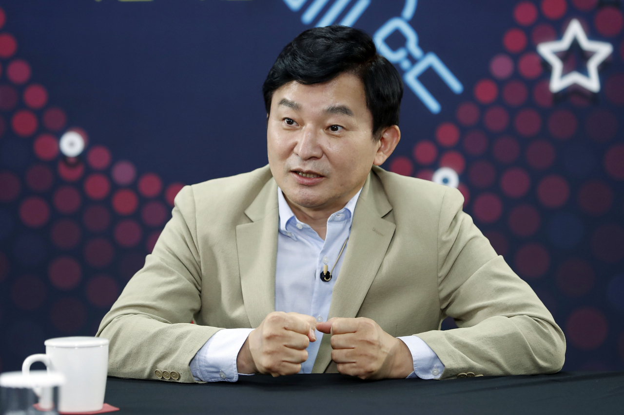 국민의힘 원희룡 대선 경선 예비후보가 12일 서울 여의도 중앙당사에서 경선 예비후보 12명을 대상으로 진행된 유튜브 라이브 방송 '올데이 라방'에 출연, 질문에 답변하고 있다. [연합]