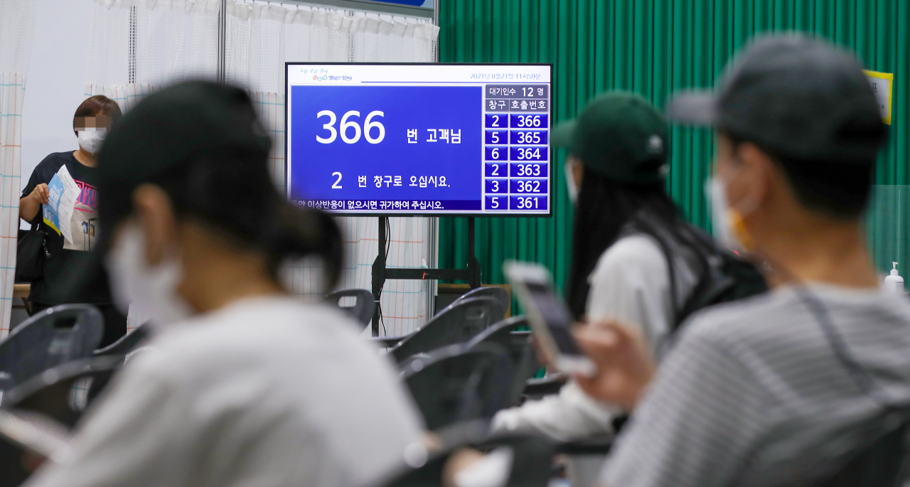 국내 신종 코로나바이러스감염증(코로나19) 백신 누적 1차 접종자 수가 인구 대비 50%를 넘어선 지난 8월 21일 서울시 양천구 건강힐링문화관에 마련된 코로나19 백신 접종센터에서 시민들이 예진 순서를 기다리고 있다. [연합]