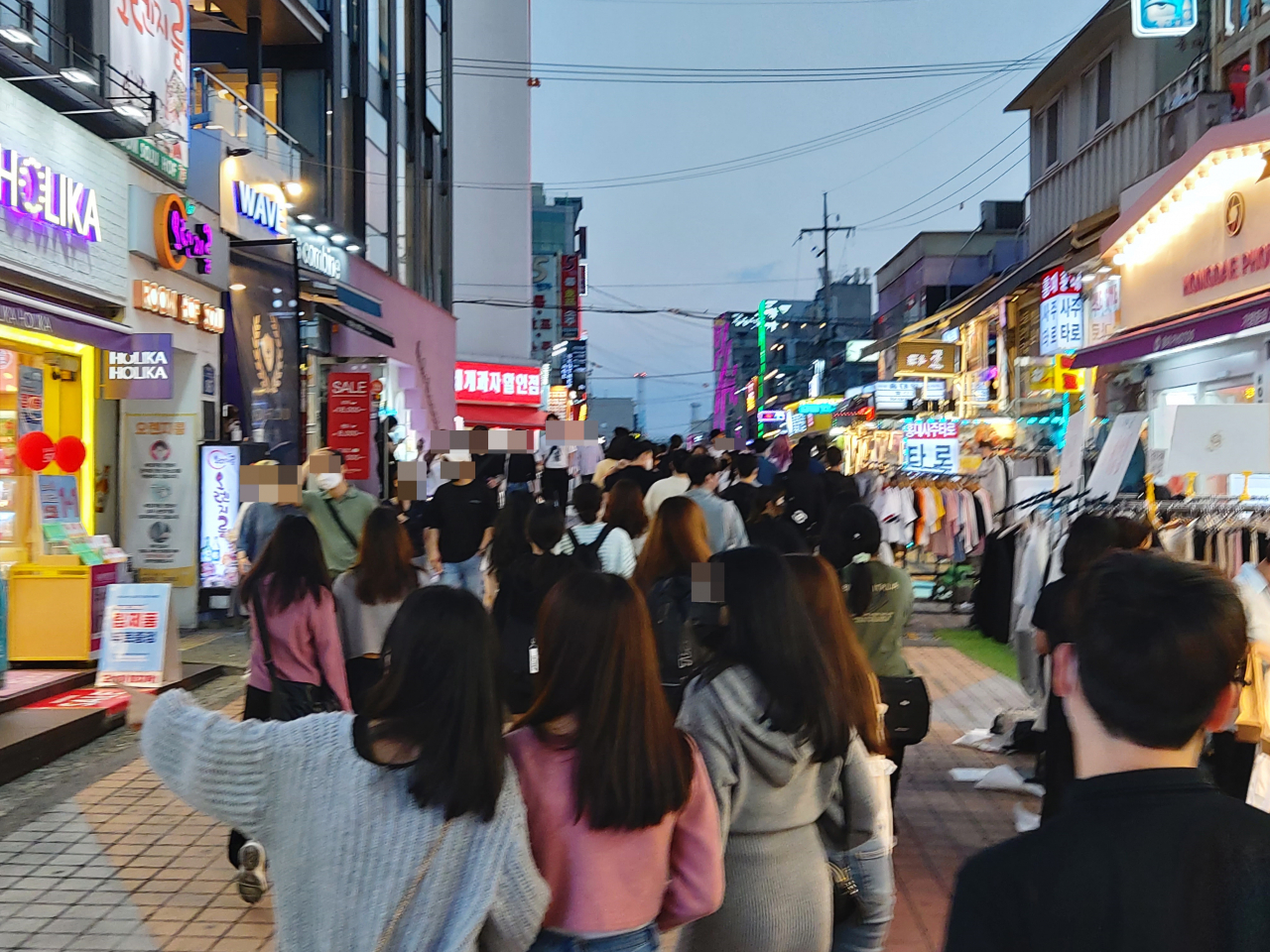 수도권 식당·카페에서 백신 접종 완료자를 포함한 ‘6인 모임’이 허용된 이후 첫 토요일이었던 이달 11일 오후 7시께 서울 마포구 홍대거리를 많은 시민이 걷고 있다. 세 명 이상 모인 그룹이 보이는 등 예전보다 활기차 보였다. 김희량 기자
