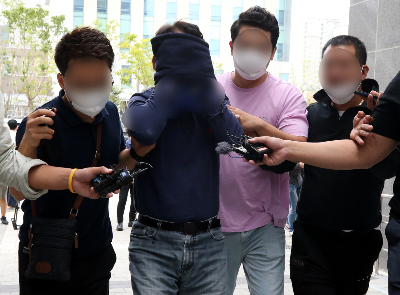 알고 지내던 30대 여성을 살해해 유기한 혐의로 구속된 A(69)씨가 2일 오후 전북 완주경찰서에서 전주지검으로 이송되고 있다. [연합]