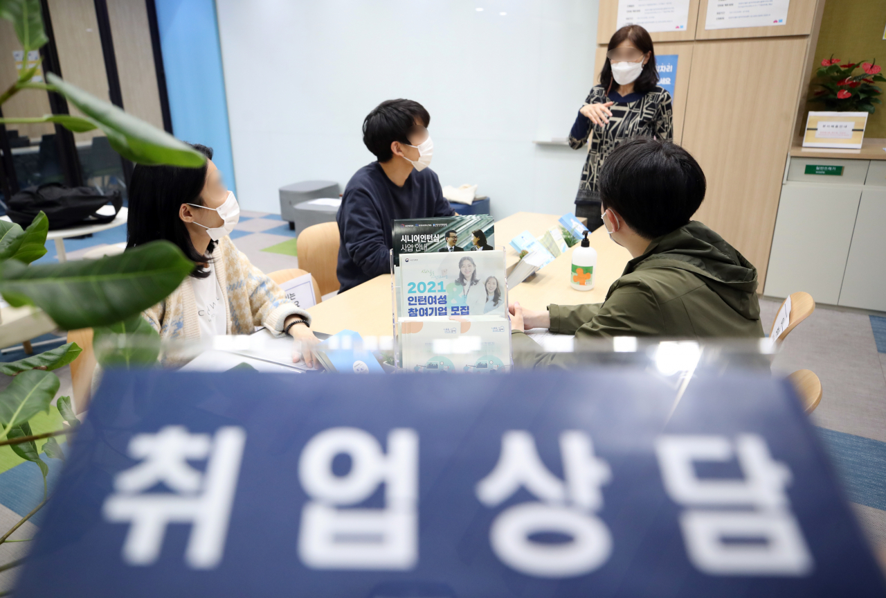 코로나19 이후 일어날 수 있는 보복소비와 이에 따른 내수폭발을 이끌어 갈 수 있는 견인동력이 점차 흔들리고 있다. 경제허리인 30대 고용이 흔들리면서 소비 중심 동력이 약해졌기 때문이다. 사진은 이날 서울 송파구 문정비즈밸리 일자리허브센터에서 상담받는 취업준비생들. [연합]