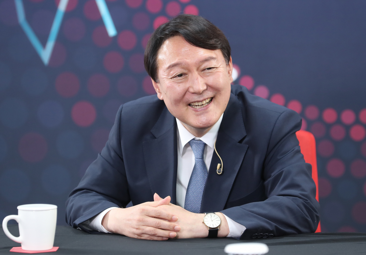 윤석열 국민의힘 대선 경선 예비후보가 12일 서울 여의도 중앙당사에서 경선 예비후보 12명을 대상으로 진행된 유튜브 라이브 방송 '올데이 라방'에 출연하고 있다. [연합]