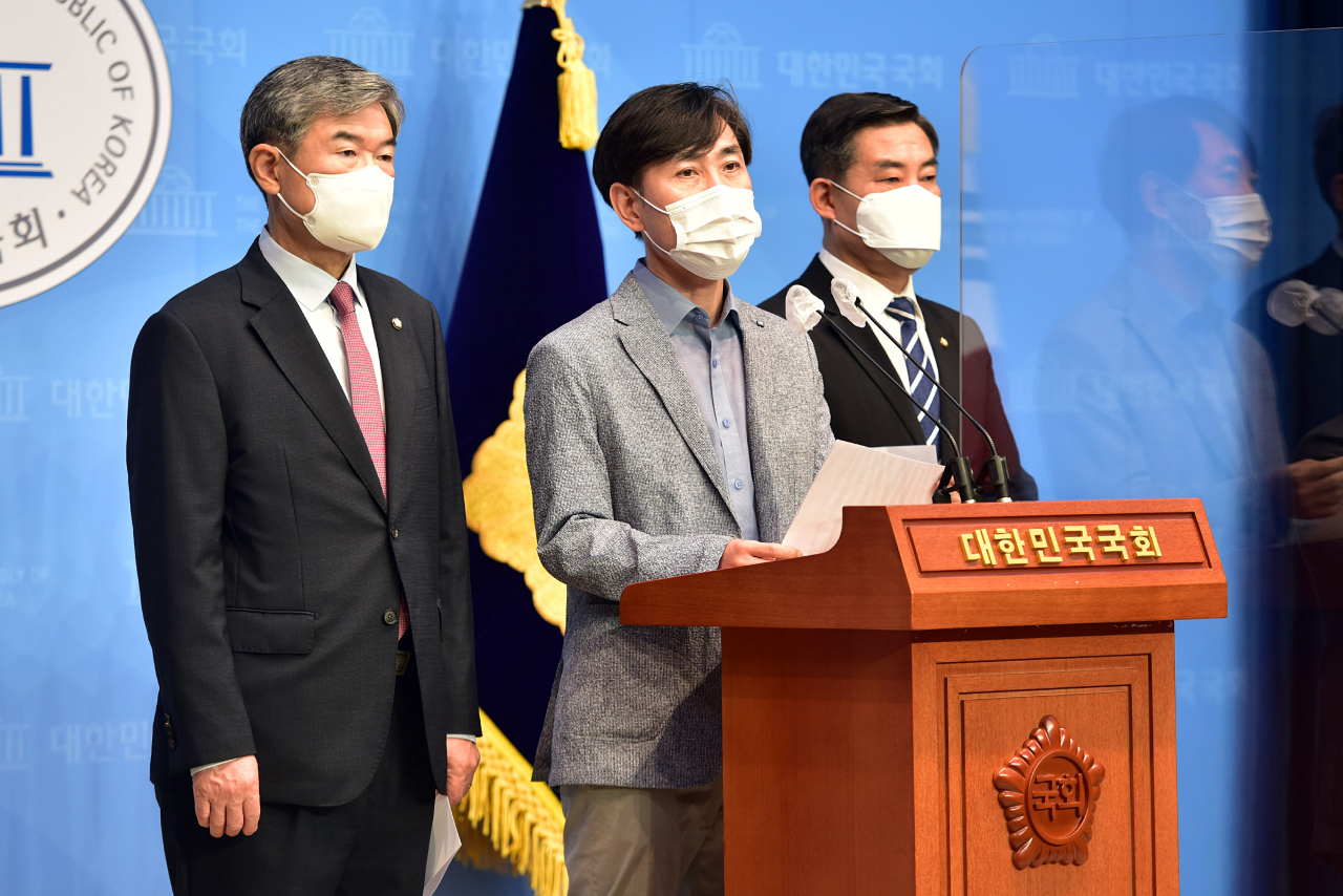 [헤럴드경제=이상섭 기자] 하태경 의원 등 국민의힘 소속 국회 정보위원들이 13일 국회 소통관에서 '윤석열 고발사주 의혹'에 대해 박지원 국정원장의 정치개입 사건이라고 주장하며 박 원장 사퇴와 정보위 소집 등을 요구하는 기자회견을 하고 있다.