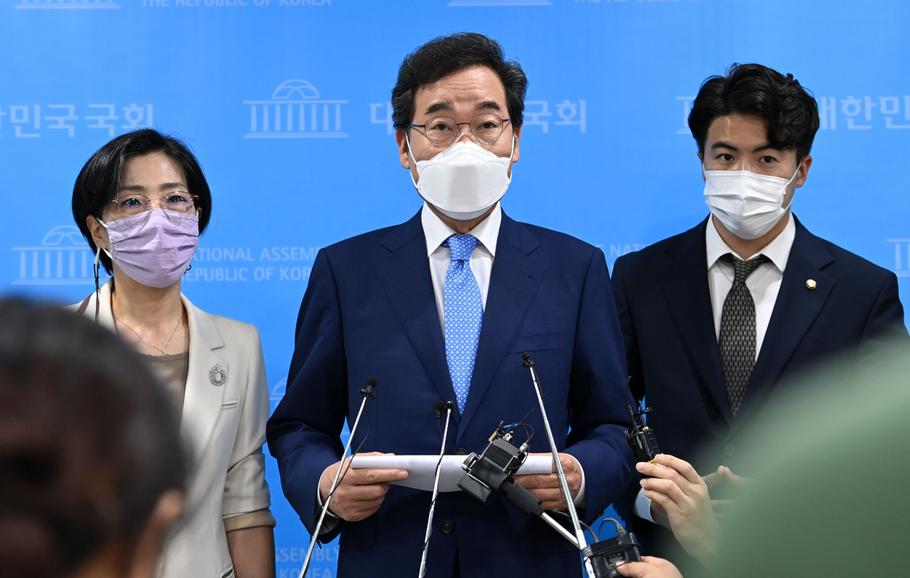 더불어민주당 이낙연 대선 경선 후보가 13일 오전 서울 여의도 국회 소통관에서 저출산 해결 공약 발표 기자회견을 한 뒤 취재진 질문에 답하고 있다. 연합뉴스