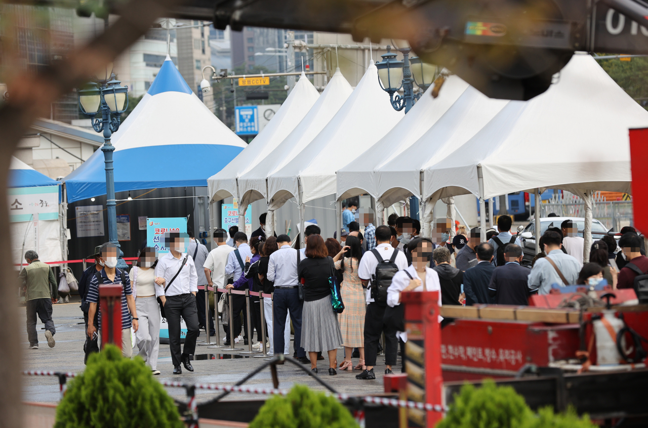 13일 오전 서울역 광장에 설치된 서울 중구 임시선별검사소에서 시민들이 코로나19 검사를 받기 위해 줄을 서있다. 중앙방역대책본부는 이날 0시 기준 신규 확진자가 1천433명 늘어 누적 27만4천415명이라고 밝혔다. 전날보다 322명 줄면서 지난 6일(1천375명) 이후 1주일 만에 1천500명 아래로 내려왔다. 연합뉴스