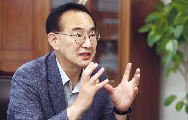 한국어촌어항공단은 3년 사이 그 어떤 조직보다도 크게 변모했다. 한국어촌어항협회에서 공단으로 바뀌었고 이제 한국수산어촌공단으로 다시 책무를 확대한다. 사라져가는 어촌을 살려야 한다는 국가적 과제 때문이다. 박경철 어촌어항공단 이사장은 13일 헤럴드경제와의 인터뷰에서 어촌이 처한 현 시점을 ‘마지막 갈림길’이라며 어촌 르네상스의 신기원을 이루기 위한 포부를 밝혔다. 박해묵 기자