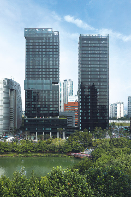 KT송파빌딩 외부 전경. 우측 오피스동에 KT 사옥 공간이 마련되며, 좌측 호텔동에는 프랑스 럭셔리 호텔체인 소피텔이 오픈한다. [KT제공]