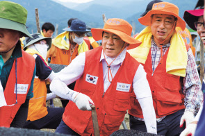 김윤식 신협중앙회회장 및 대전충남 신협 임직원 250여 명이 충남 금산군 일대를 찾아 수해복구 지원 활동을 하고 있다. [신협중앙회 제공]
