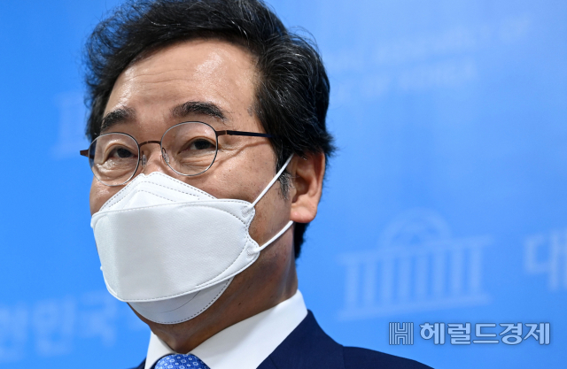 더불어민주당 대선 예비주자인 이낙연 전 대표가 13일 서울 여의도 국회 소통관에서 저출산 공약 발표 기자회견을 마친 후 취재진과 질의응답을 하고 있다. [이상섭 기자]