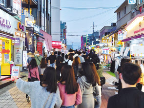 11일 오후 7시께 서울 마포구 홍대거리의 시민들 모습. 김희량 기자