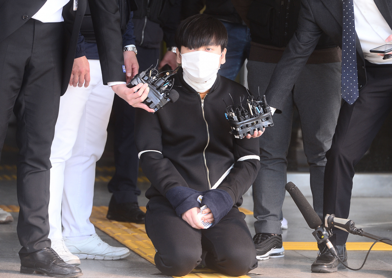 ‘노원구 세 모녀 살인’ 피의자 김태현이 지난 4월 9일 오전 서울 도봉경찰서에서 검찰로 송치되기 앞서 취재진 앞에서 무릎을 꿇고 있다. 이상섭 기자