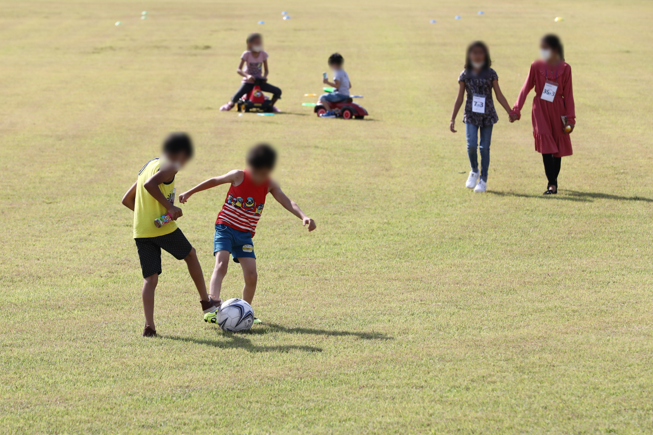 13일 오전 충북 진천군 국가공무원 인재개발원 운동장에서 자가격리를 마친 아프가니스탄 특별기여자들이 야외 활동을 하고 있다. [연합]