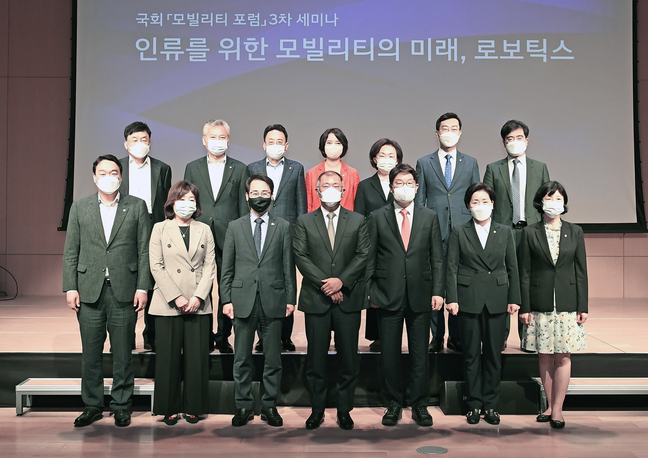 정의선 현대차그룹 회장은 로보틱스 개발이 인간을 위한 것이어야 한다는 점을 강조했다. 13일 현대모터스튜디오 고양에서 열린 국회 모빌리티 포럼 3차 세미나에서 참석자들이 기념촬영을 하고 있다. (앞열 좌측부터) 국민의힘 정희용, 양금희, 더불어민주당 이원욱 의원, 현대자동차그룹 정의선 회장, 국민의힘 권성동, 무소속 양향자, 양정숙 의원 (뒷열 좌측부터) 한국자동차산업협회 정만기 회장, 더불어민주당 홍성국, 국민의힘 김희곤, 이 영, 한무경, 더불어민주당 장경태 의원, 현대자동차그룹 공영운 사장 [현대차그룹 제공]