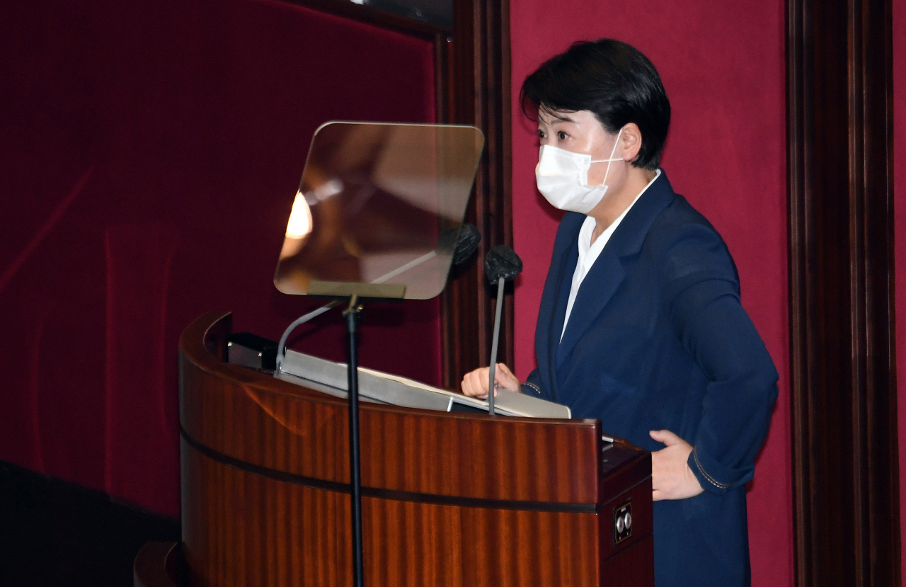 국민의힘 윤희숙 의원이 13일 국회 본회의에서 열린 본인의 사직안 표결에 앞서 신상 발언을 하고 있다. [연합]
