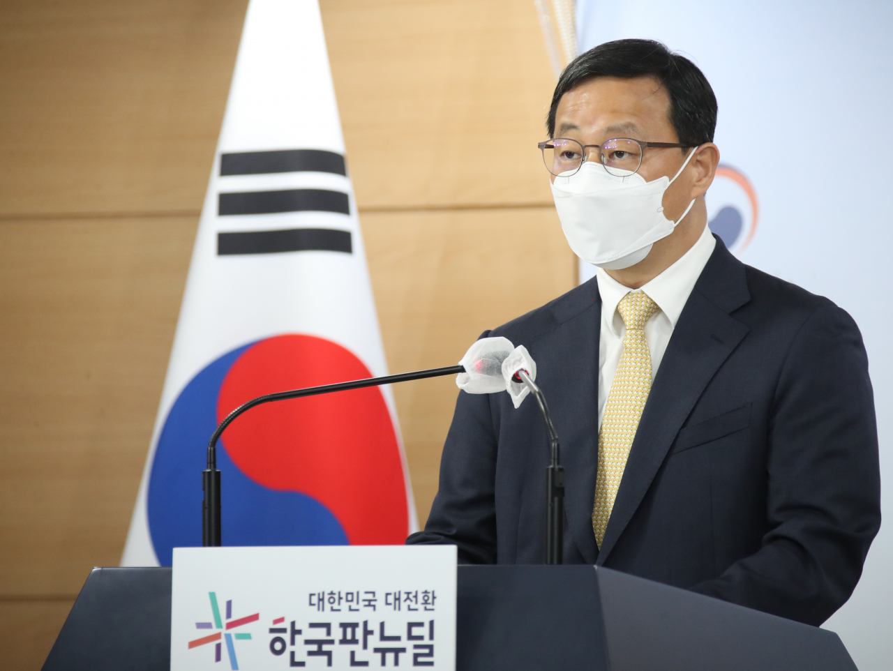 김영중 고용노동부 고용정책실장이 13일 정부서울청사 브리핑실에서 고용행정 통계로 본 '21년 8월 노동시장 동향'을 발표하고 있다. [연합]