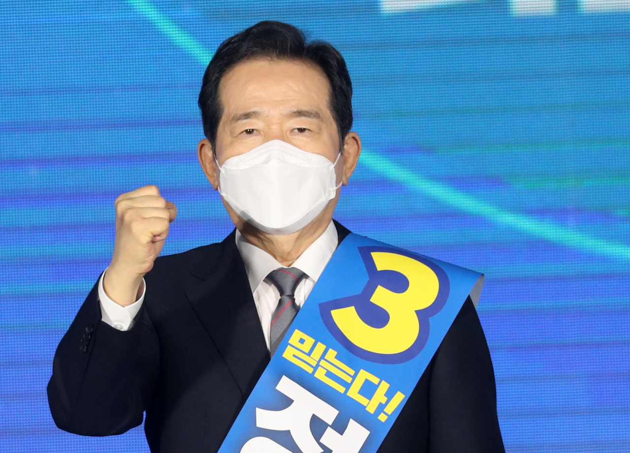 12일 오후 강원 원주시 오크밸리리조트 컨벤션센터에서 열린 더불어민주당 강원권역 순회경선 합동연설회에서 정세균 후보가 포즈를 취하고 있다. [연합]