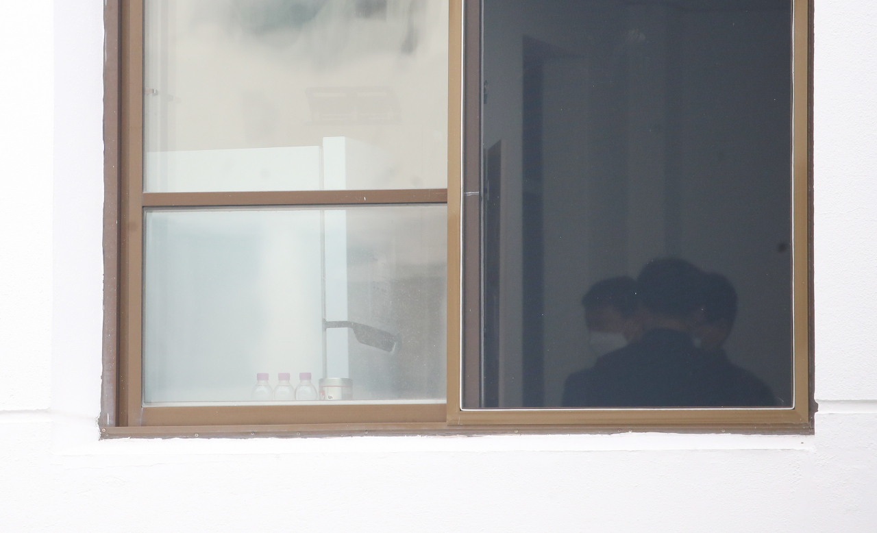 고위공직자범죄수사처(공수처)가 이른바 ‘고발 사주 의혹’ 사건 고발장 작성자를 손준성 검사가 아닌 제3의 인물로 파악하고 수사 중인 것으로 확인됐다. 사진은 지난 10일 공수처 수사관들이 대구고검에서 '고발사주' 의혹 핵심 인물인 손준성 대구고검 인권보호관 사무실을 압수수색하고 있는 모습. [연합]
