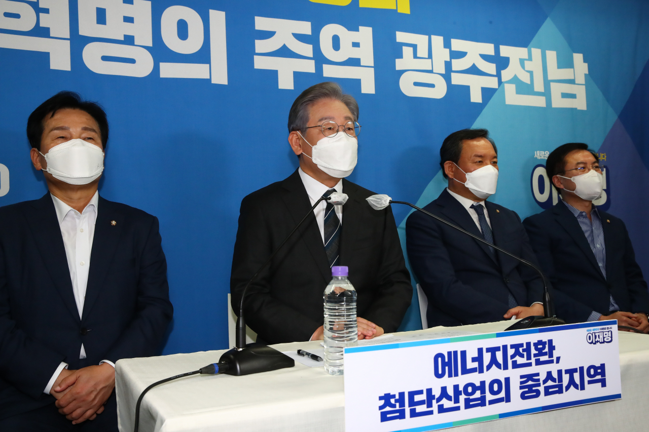 더불어민주당 이재명 대선 경선 후보가 13일 서울 여의도 캠프 사무실에서 화상으로 열린 '광주-전남 지역공약발표' 기자간담회에서 인사말을 하고 있다. [연합]