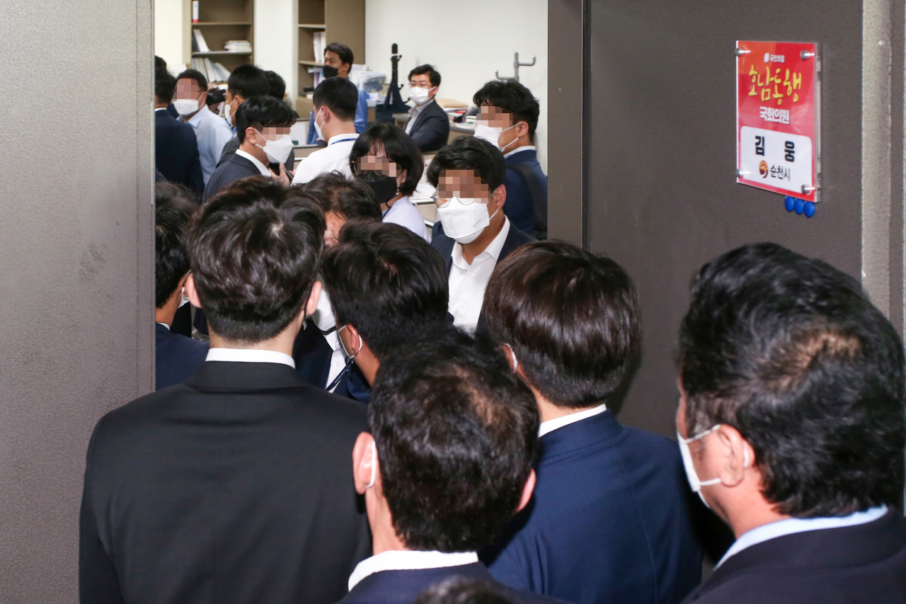 국민의힘 이준석 대표와 의원 등이 13일 오후 고위공직자범죄수사처(공수처)의 압수수색이 재개된 국회 의원회관 내 김웅 의원 사무실로 들어서고 있다. [연합]