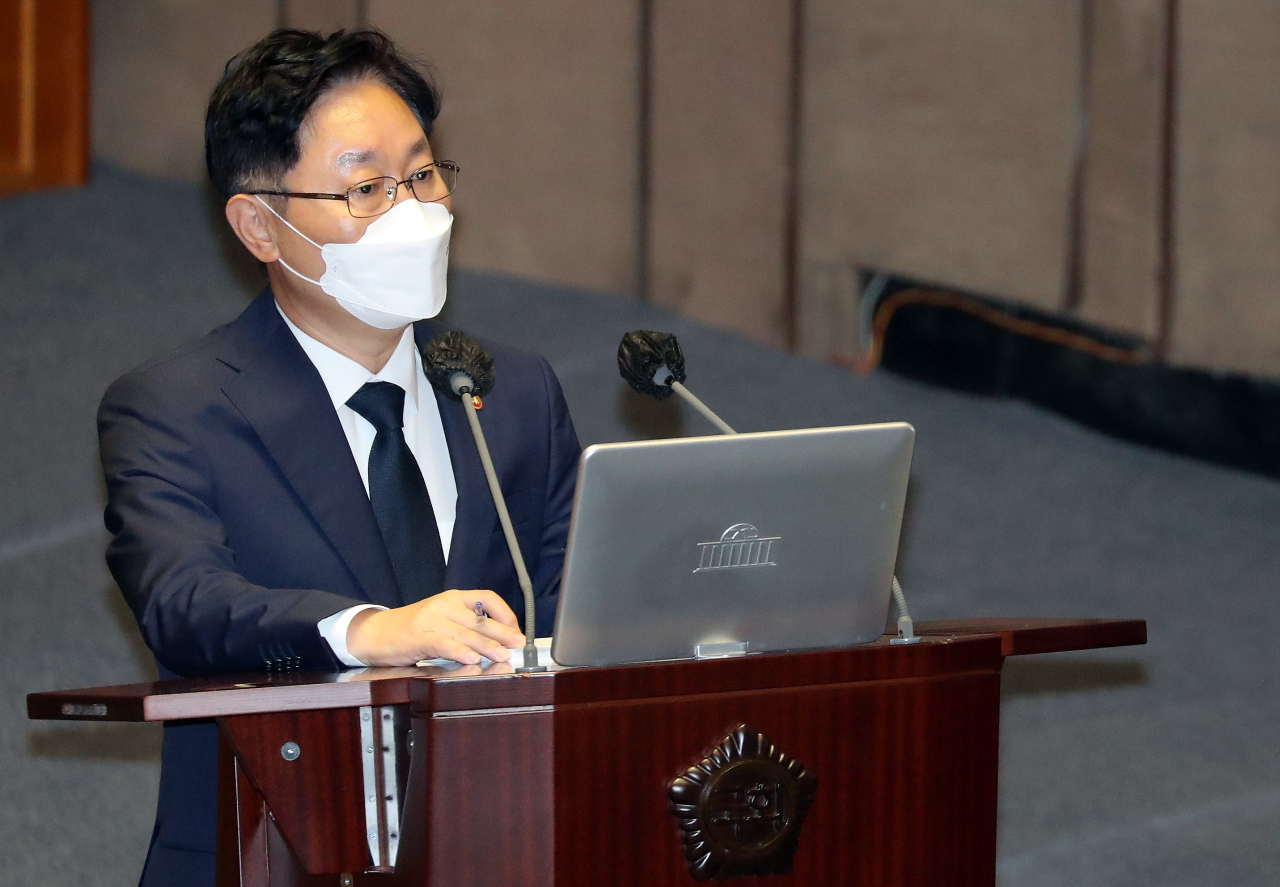 박범계 법무부 장관이 13일 오후 국회 본회의에서 열린 정치 분야 대정부 질문에서 질의에 답변하고 있다. [연합]