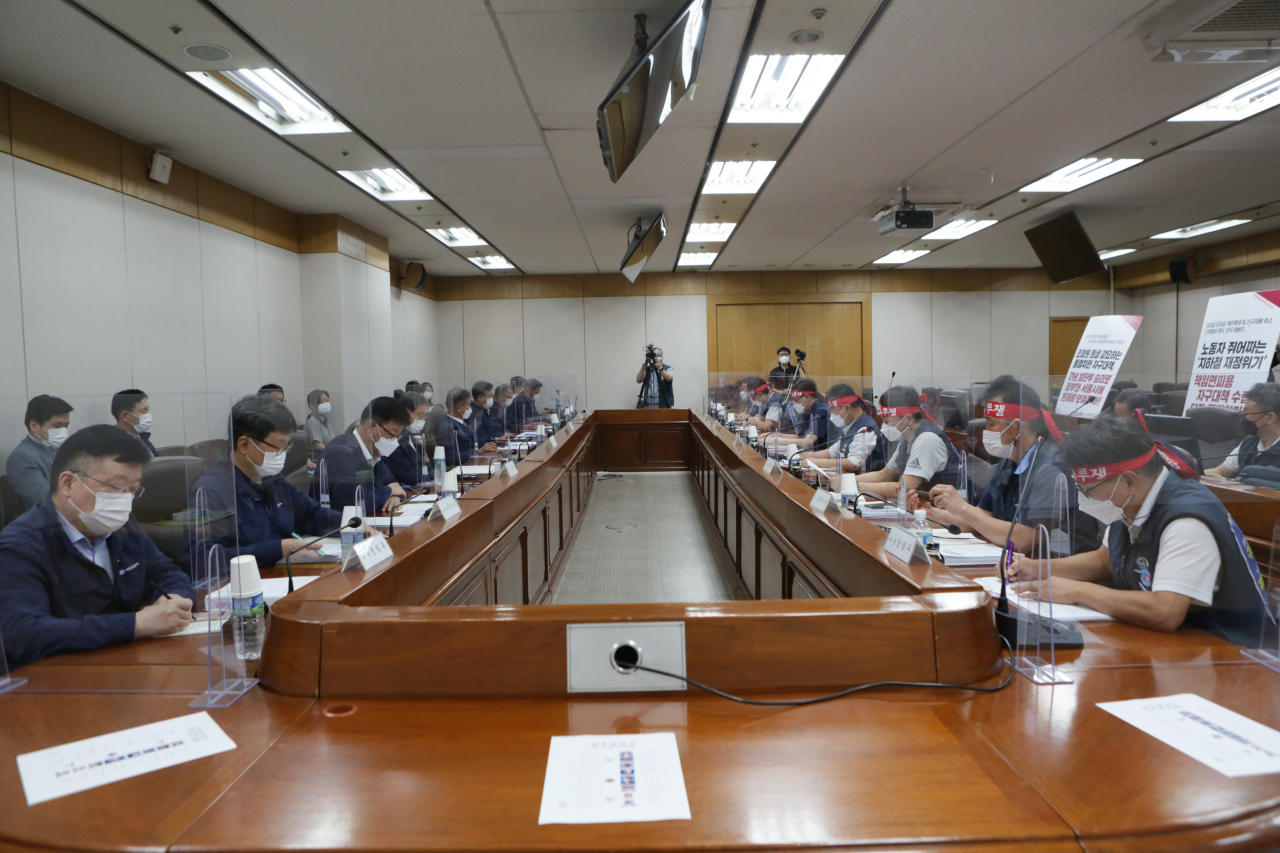 서울교통공사 노조가 예고한 서울 지하철 파업을 하루 앞둔 13일 오후 서울 성동구 서울교통공사 본사에서 최종교섭에 나선 노사가 협상을 하고 있다. [연합]