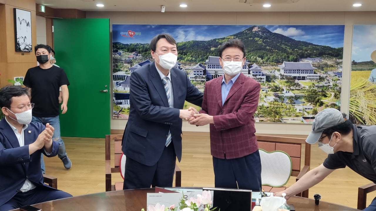 국민의힘 대선 경선 후보인 윤석열 전 검찰총장이 13일 오후 경북도청을 방문해 이철우 지사와 악수를 하고 있다.[사진=김병진 기자]
