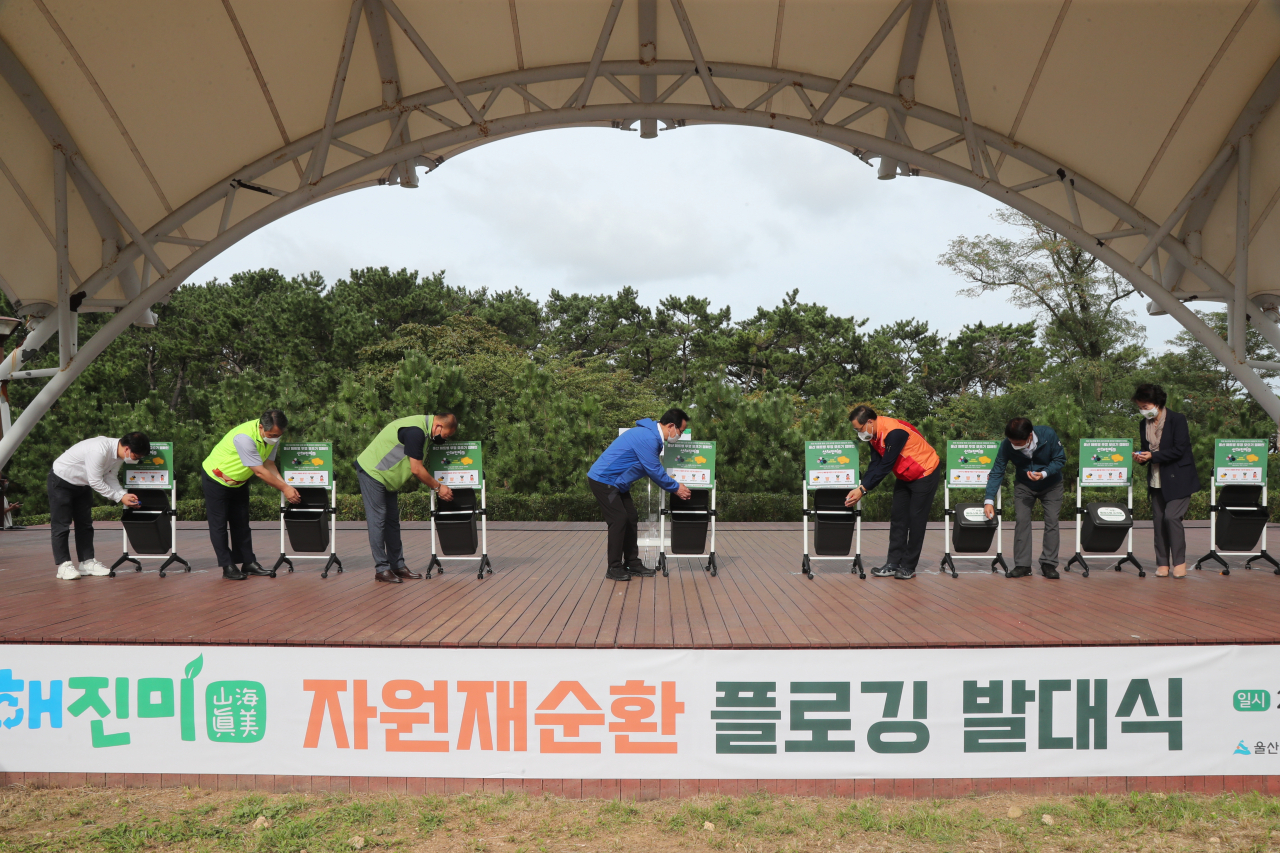 변의현 우시산 대표(왼쪽부터), 강학봉 울산사회복지공동모금회 사무처장, 한진희 그린리더울산협의회 회장, 송철호 울산시장, 유재영 SK이노베이션 울산CLX총괄, 정천석 동구청장, 김춘화 동구자원봉사센터 이사장 등이 13일 울산 대왕암공원 내 상설 야외무대에서 ‘산해진미(山海珍美) 자원재순환 플로깅’ 발대식을 하고 있다.[SK이노베이션 제공]