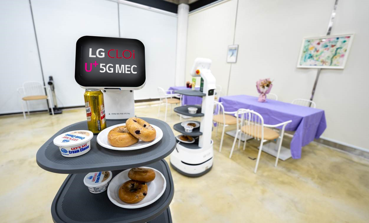 MEC에 탑재된 자율 주행 엔진을 통해 LG전자 배송로봇들이 음료를 서빙하는 모습. [LG유플러스 제공]