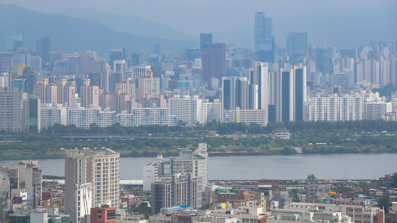 인사혁신처는 14일 부동산 관련 기관과 부서에 속한 공직자 전원을 재산등록 대상에 포함하는 공직자윤리법 시행령 개정안이 이날 국무회의에서 의결됐다고 밝혔다. 서울 남산에서 바라본 아파트 단지 모습. [연합]