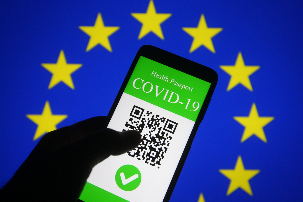 유럽연합(EU)은 EU 국가 간 여행을 허가해주는 유럽 디지털 백신여권(EUDCC)을 도입했다. 유럽 각국은 EUDCC를 도입하거나 국내 차원의 백신여권을 의무화 해 시행 중이다. [게티이미지뱅크]
