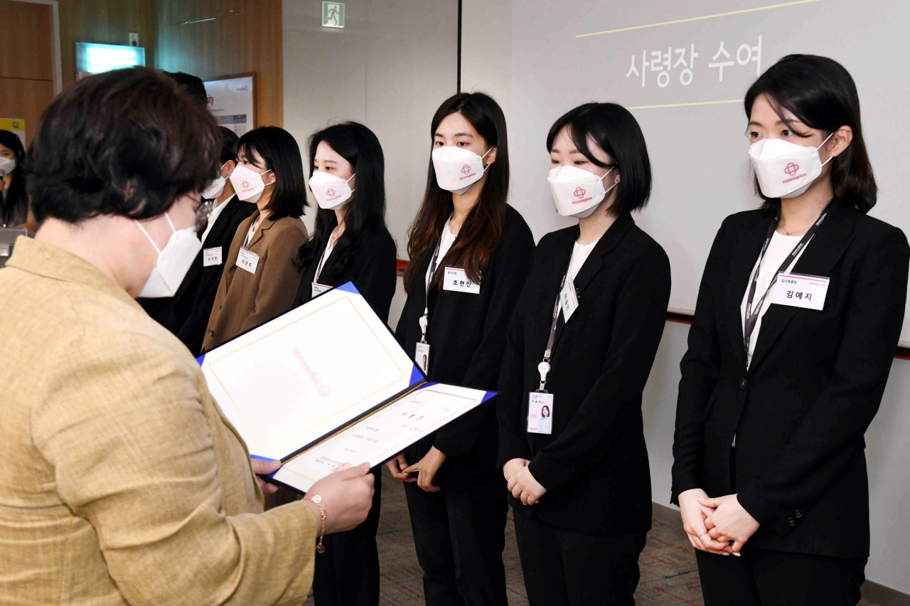 홈플러스 상반기 공개채용 인턴십 과정을 거쳐 최종 합격된 신입사원 24명이 지난 13일 서울 등촌동 홈플러스 본사 사옥에서 열린 사령식에서 황정희 홈플러스 인사부문장(전무, 왼쪽)으로부터 사령장을 수여받고 있다.[홈플러스 제공]