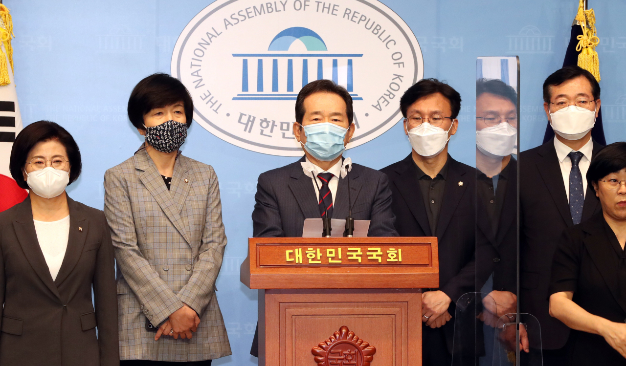 더불어민주당 대권 주자인 정세균 전 국무총리가 지난 13일 서울 여의도 국회 소통관에서 경선후보 사퇴를 선언하는 기자회견을 하고 있다. [연합]