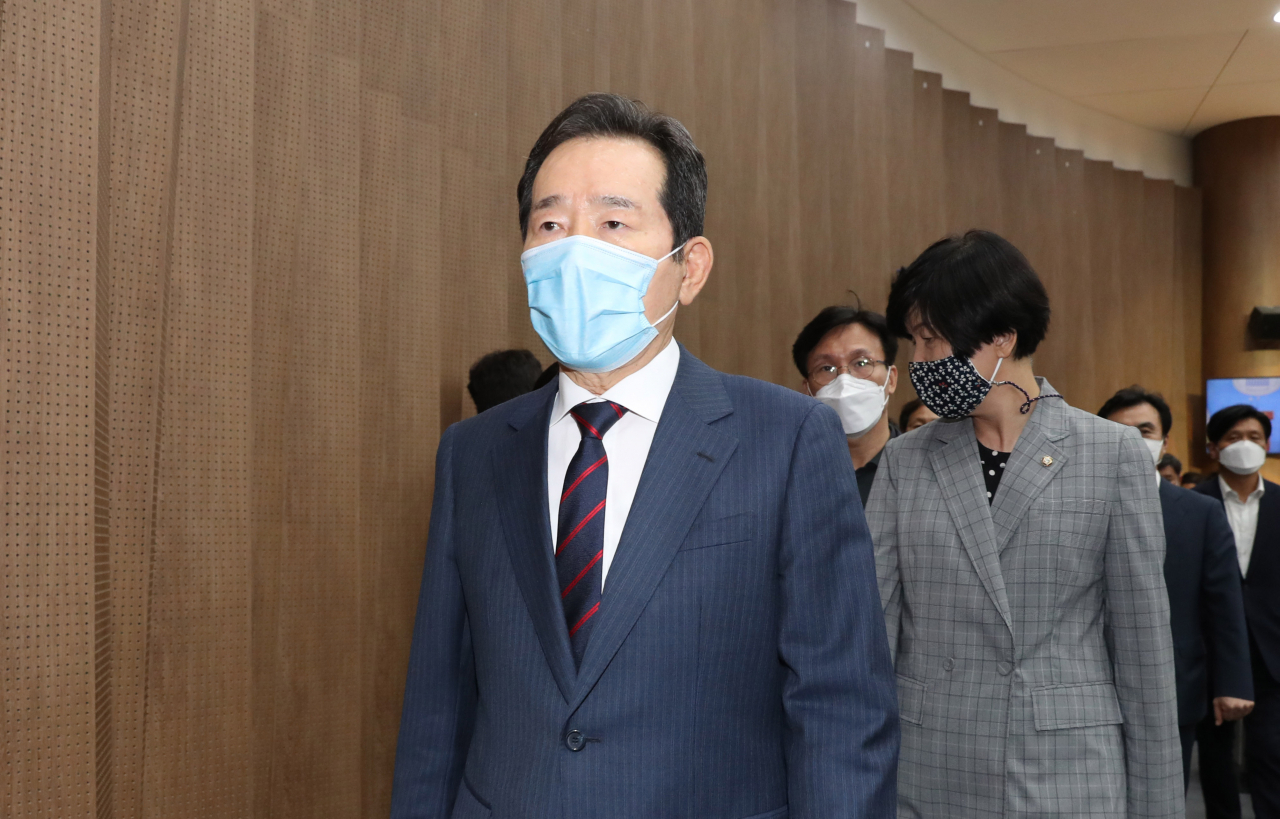 더불어민주당 대권 주자인 정세균 전 국무총리가 지난 13일 경선후보 사퇴를 선언하는 기자회견을 마치고 서울 여의도 국회 소통관을 나서고 있다. [연합]