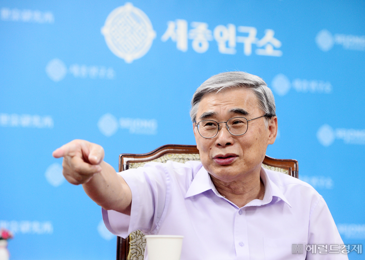이종석 전 통일부 장관은 경기도 성남시 수정구 세종연구소에서 진행한 헤럴드경제와의 인터뷰에서 미국이 북한을 대화로 유도하기 위해서는 ‘제재를 완화하겠다’까지는 아니더라도 ‘제재 완화를 포함한 협상을 할 용의가 있다’는 입장을 보여야 한다고 말했다. [헤럴드경제=이상섭 기자]