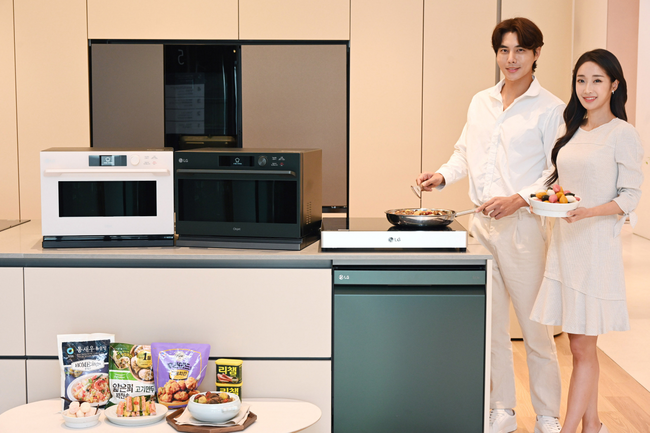 LG전자 소속 모델들이 요리가 쉬워지는 LG 디오스 광파오븐 오브제컬렉션, LG 디오스 전기레인지와 설거지 부담을 덜어주는 LG 디오스 식기세척기 오브제컬렉션을 소개하고 있다. [LG전자 제공]