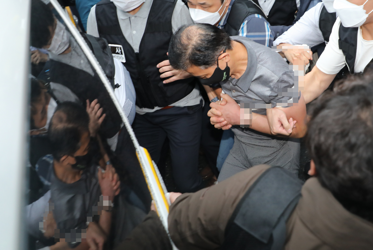 전자발찌 훼손 전후로 여성 2명 살해 혐의를 받는 강윤성이 7일 오전 송파경찰서에서 이송되고 있다. 송파서는 이날 강윤성을 서울동부지검에 송치했다. [연합]