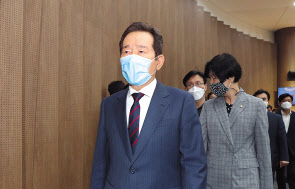 더불어민주당 대권 주자인 정세균 전 국무총리가 지난 13일 경선후보 사퇴를 선언하는 기자회견을 마치고 서울 여의도 국회 소통관을 나서고 있다. [연합]