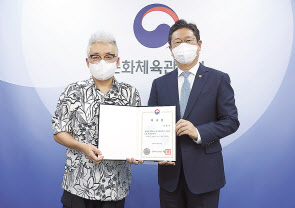위촉장을 받은 김형석(왼쪽) 씨가 황희 문체부 장관과 기념촬영하고 있다. [문체부 제공]