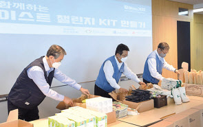 (왼쪽부터) 권춘택 UNGC 사무총장, 포스코건설 한성희 사장, 정희민 건축사업본부장이 제로 웨이스트 KIT를 제작하고 있다. [포스코건설 제공]
