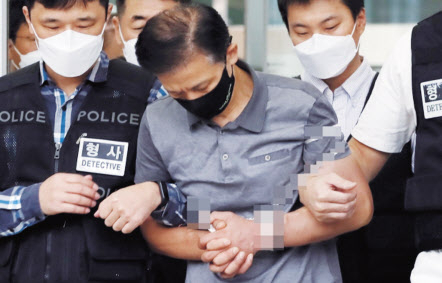 전자발찌 훼손 전후로 여성 2명 살해 혐의를 받는 강윤성이 지난 7일 서울 송파경찰서에서 이송되고 있다. 이 사건 이후 여성들이 느끼는 두려움은 더욱 커진 상황이다. [연합]