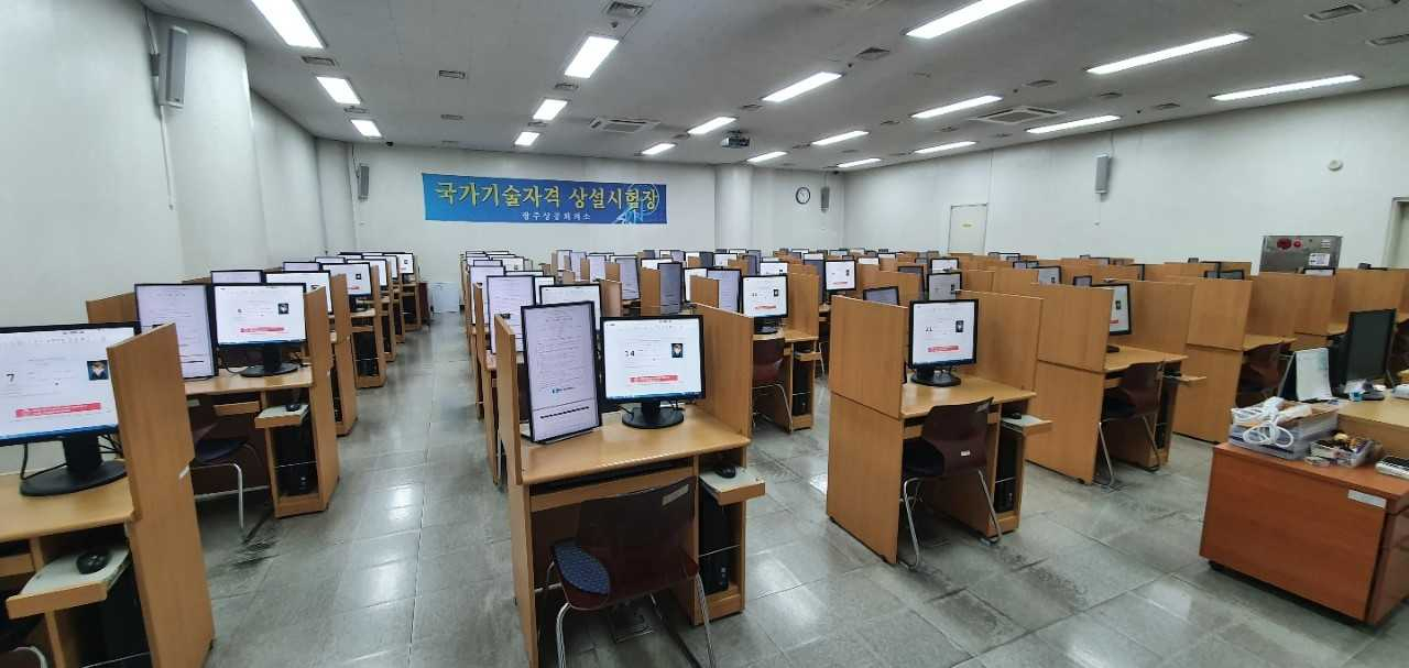 광주상공회의소(회장 정창선)는 15일부터 상설시험장에 듀얼모니터를 설치한다.