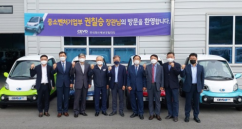 13일 전남 영광군 쎄보모빌리티 본사를 찾은 방문단이 기념 촬영을 하고 있다. 왼쪽부터 민일기 전남도신성장산업과장, 노기한 한국자동차연구원 본부장, 유동국 전남테크노파크 원장, 박영태 쎄보모빌리티 대표, 권칠승 중소벤처기업부 장관, 김준성 영광군수, 조병철 한국스마트이모빌리티협회 이사장, 김대희 중기부규제자유특구기획단장, 장대교 광주전남중소벤처기업청장. [쎄보모빌리티 제공]