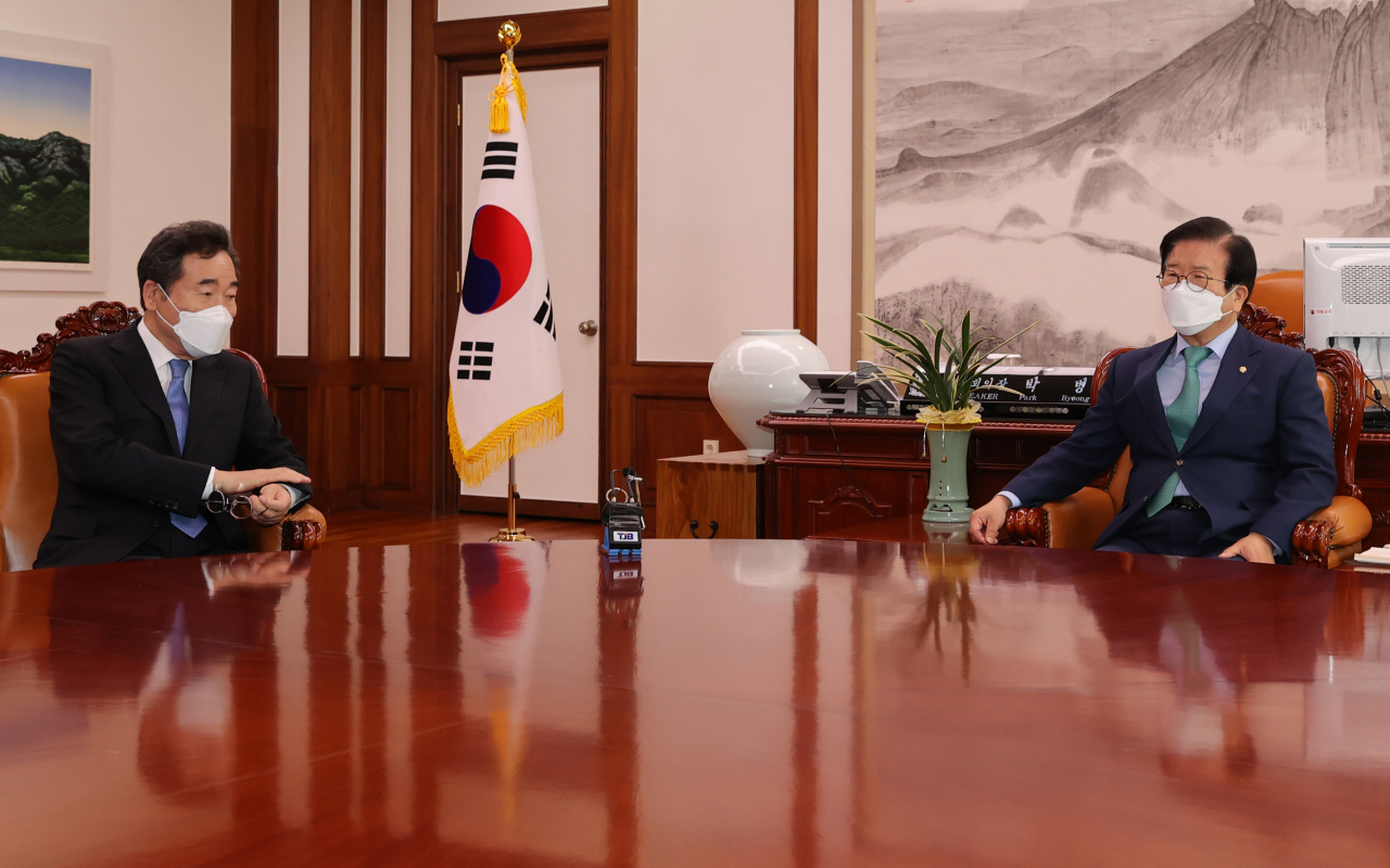 더불어민주당 이낙연 대선 경선 후보가 14일 서울 여의도 국회의장실에서 박병석 의장을 면담하고 있다. 연합뉴스