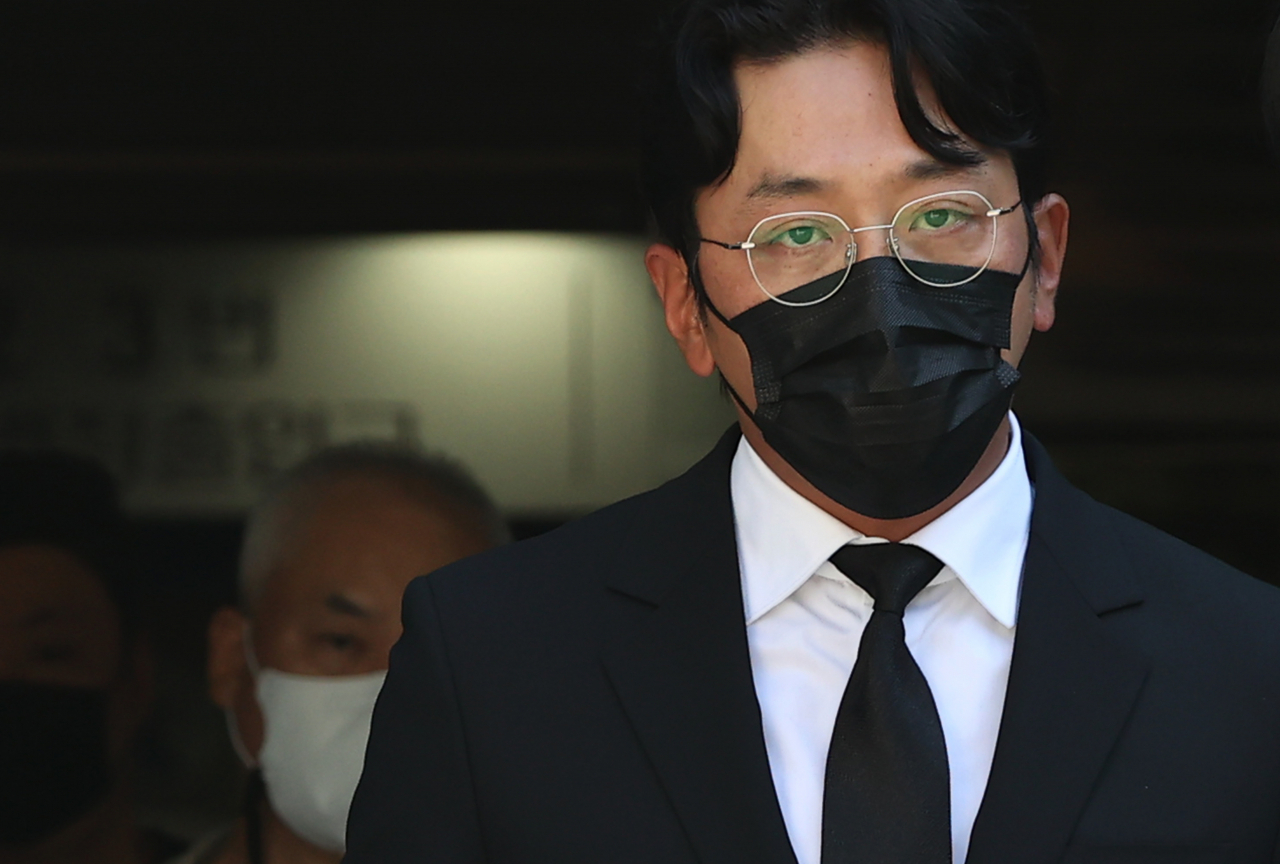 향정신성 의약품인 ‘프로포폴’을 치료 목적 외로 투약했다는 혐의로 재판에 넘겨진 배우 하정우(본명 김성훈) 씨가 14일 서울 서초동 서울중앙지법에서 열린 1심 선고 공판을 마치고 법정을 나서고 있다. [연합]